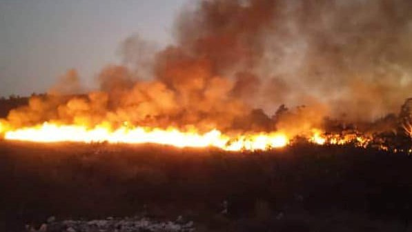 Incendio en el vertedero municipal de Santa Clara.